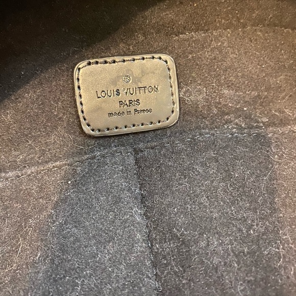 Louis Vuitton - Picture 3 of 4